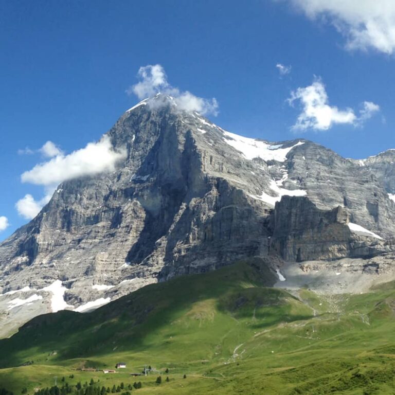 Suisse vs Cachemire : Quelle destination choisir pour votre prochain voyage ? Suisse vs Cachemire : Quelle destination choisir pour votre prochain voyage ?